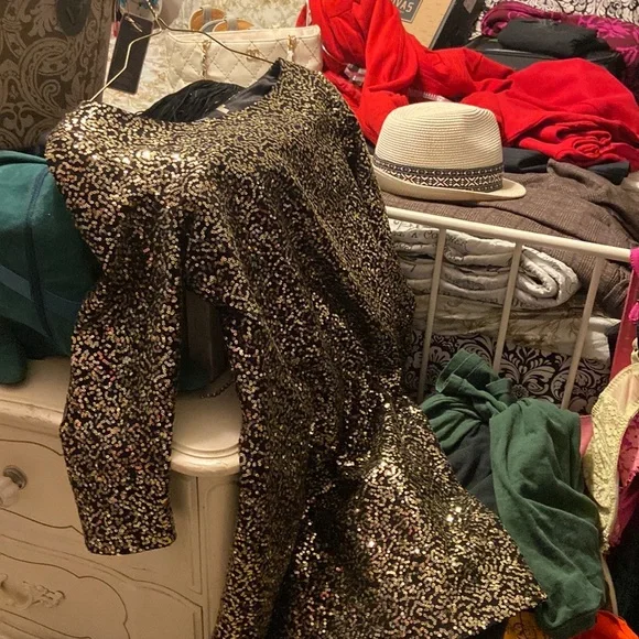 A classic yet vintage dress. No flaws. - Picture 4 of 11